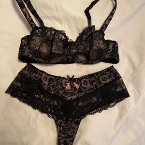 Aubade lingerie set Eiffel Tower design